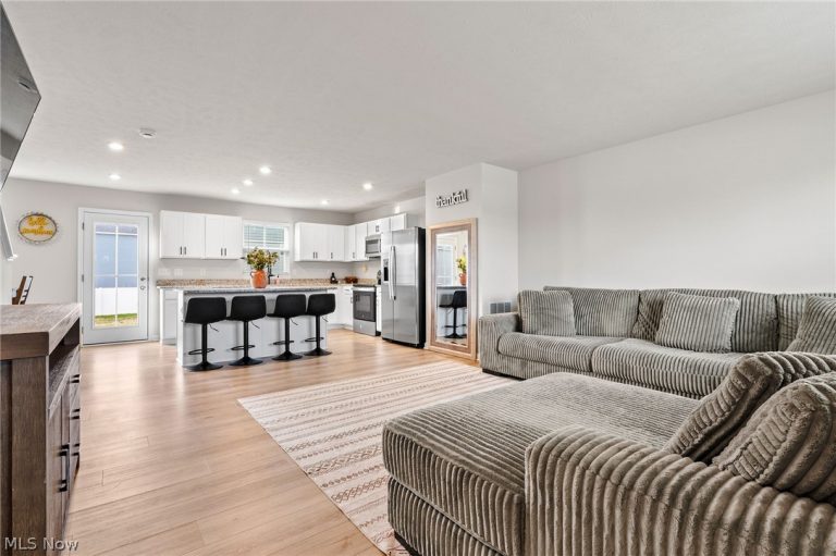 218 Leather Leaf Drive, Elyria, OH - Photo 3