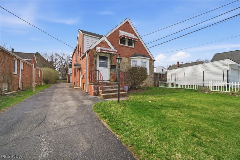 5918 Maplewood Road, Mayfield Heights, OH - Photo 2