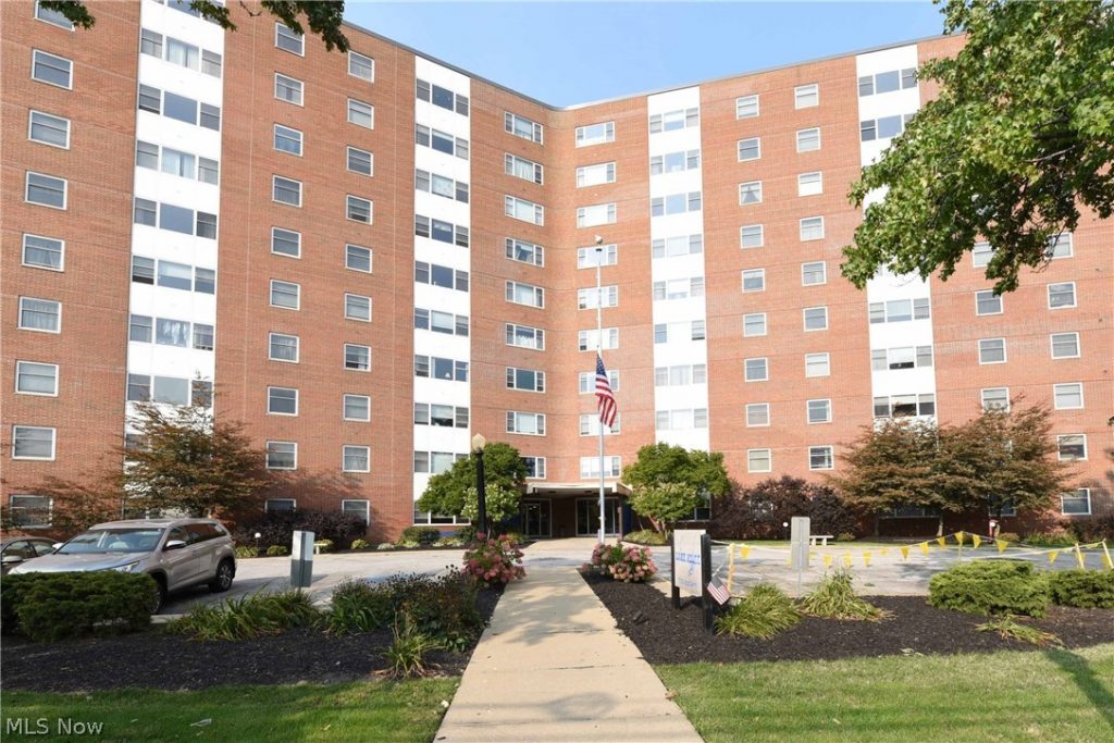 11850 Edgewater Drive #619, Lakewood, OH