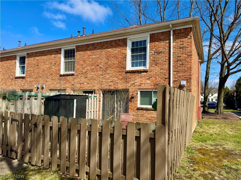11 Trenton Square #T27, Euclid, OH - Photo 3