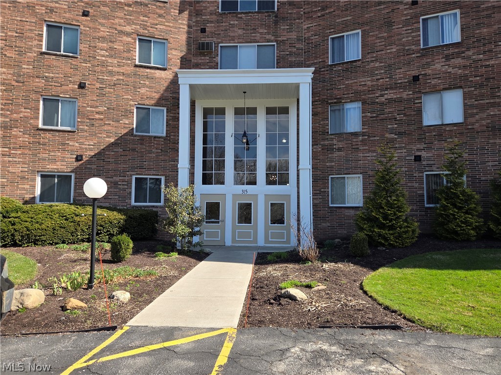 315 Solon Rd #309, Chagrin Falls, OH