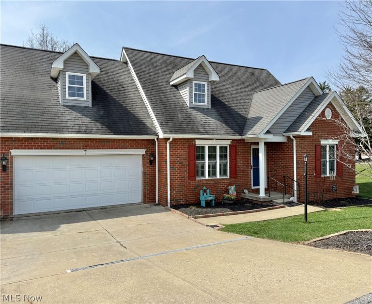 153 Hutchinson Drive, St Clairsville, OH - Photo 2