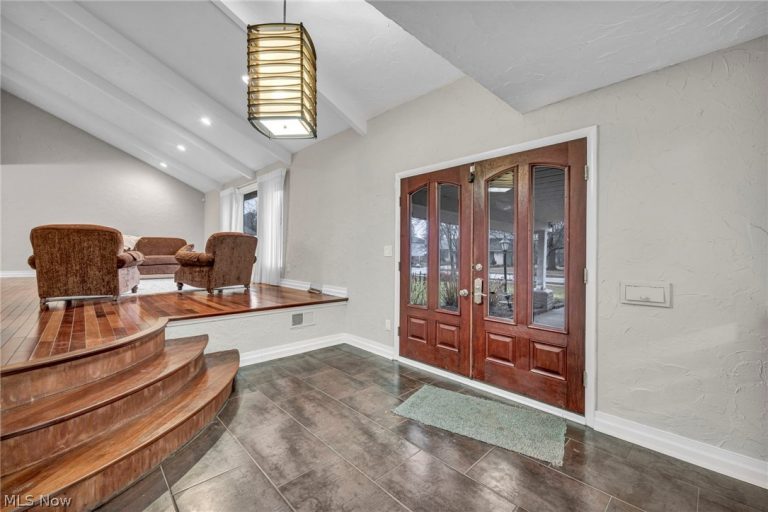 2425 Brian Drive, Beachwood, OH - Photo 8