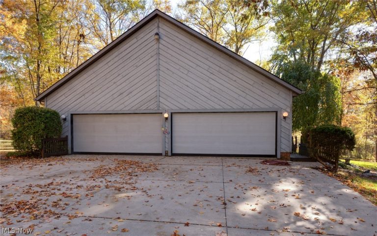 200 Greentree Circle, Aurora, OH - Photo 6