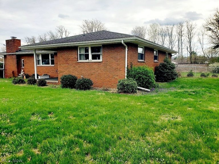 2313 Rockland Avenue, Belpre, OH - Photo 2