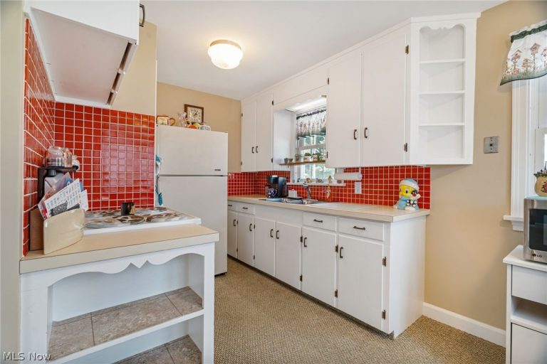 2626 Shunk Avenue, Alliance, OH - Photo 8