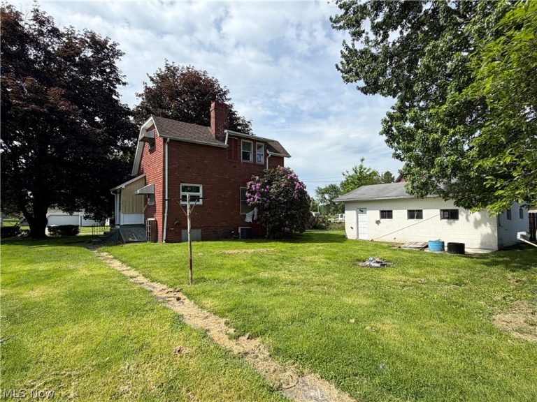 218 Lawn Drive, Newcomerstown, OH - Photo 4