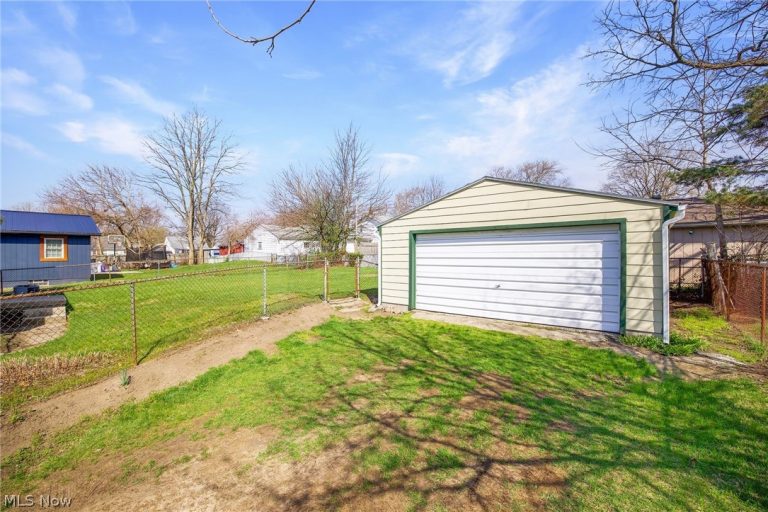 941 Carnegie Avenue, Akron, OH - Photo 3