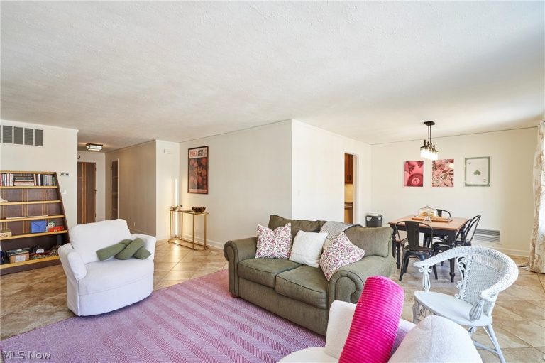 18975 Van Aken Boulevard #411, Shaker Heights, OH - Photo 4