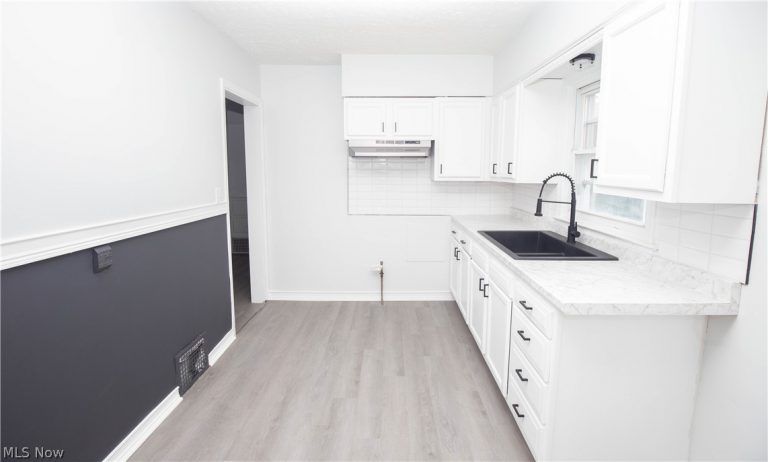 1326 Crestview Avenue, Akron, OH - Photo 8