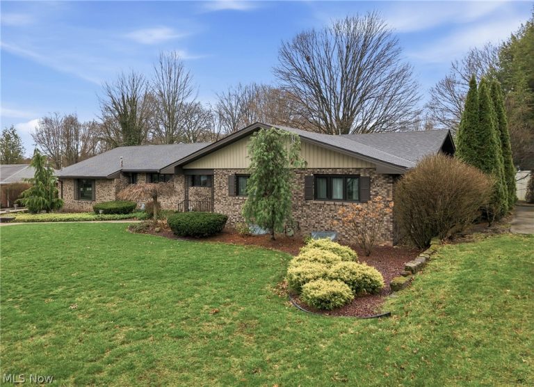 1364 Saint Albans Drive, Youngstown, OH - Photo 2