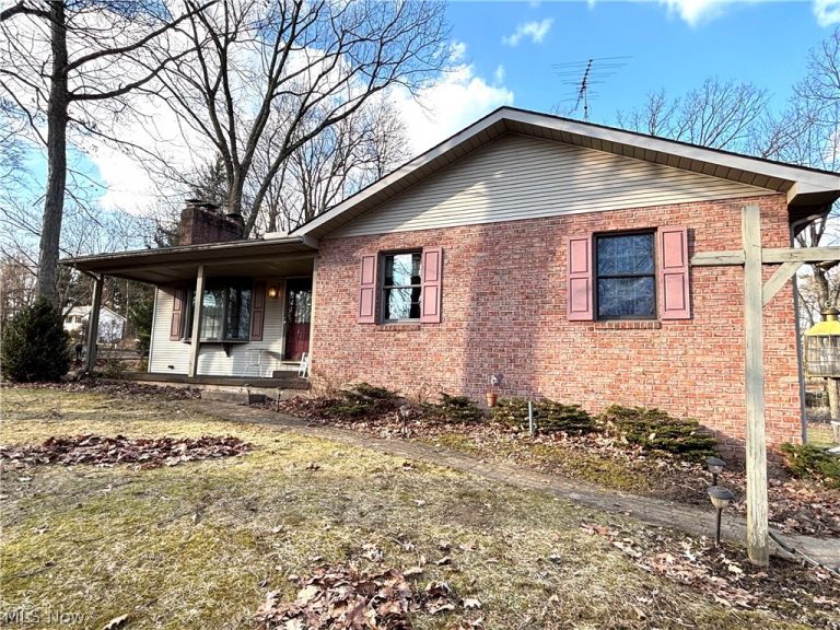42900 Woodvale Lane, Columbiana, OH, 44408