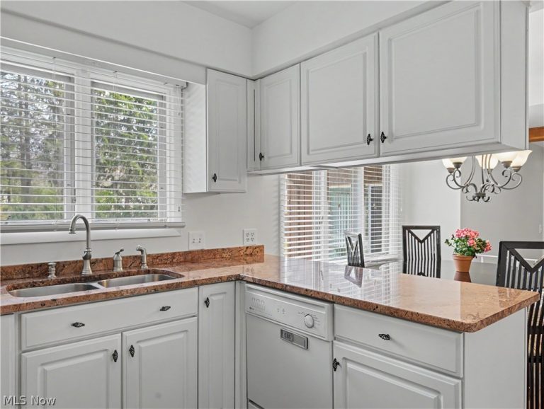 7823 Oakhurst Circle, Brecksville, OH - Photo 8