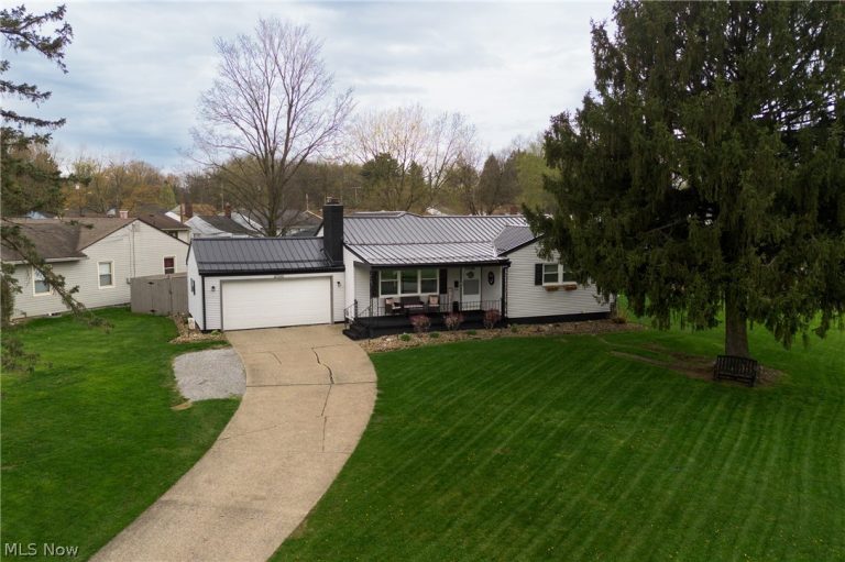 2700 Christine Lane, Youngstown, OH - Photo 2