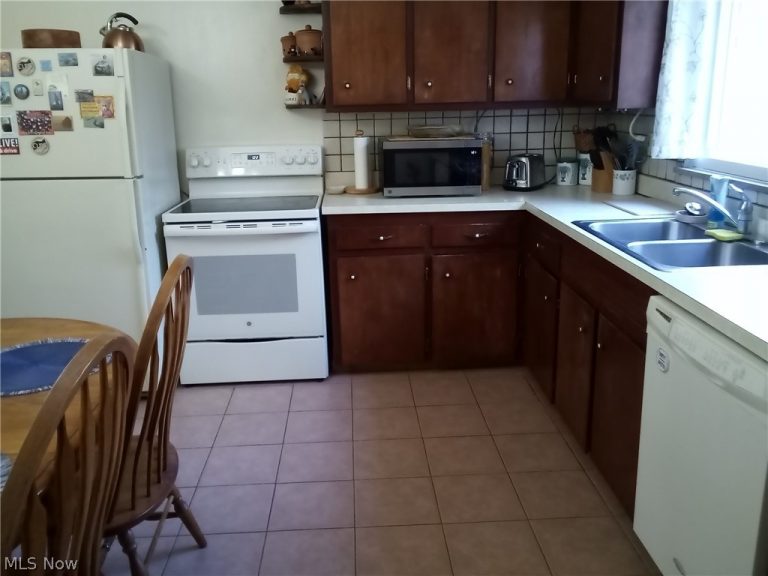 421 Harris Road, Richmond Heights, OH - Photo 8