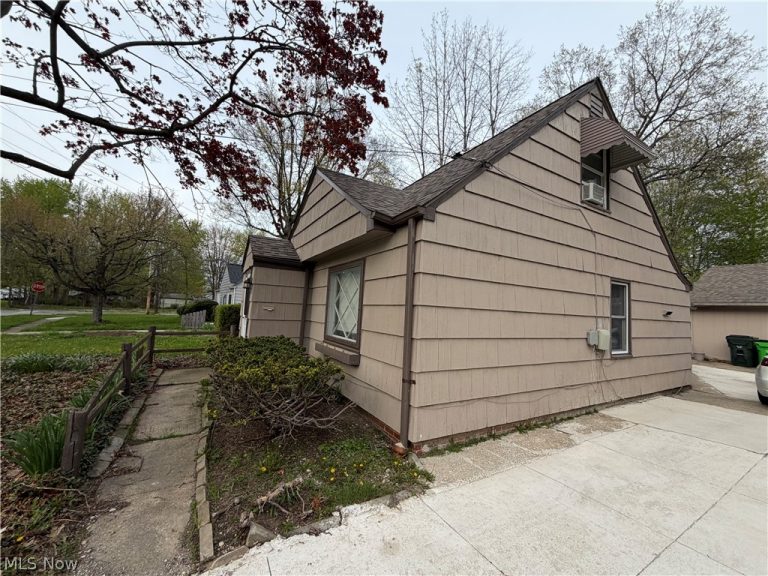 23340 Williams Avenue, Euclid, OH - Photo 2