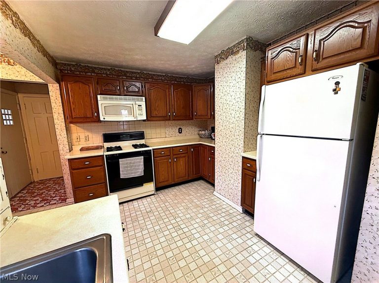 1502 Slusser Road, Akron, OH - Photo 6