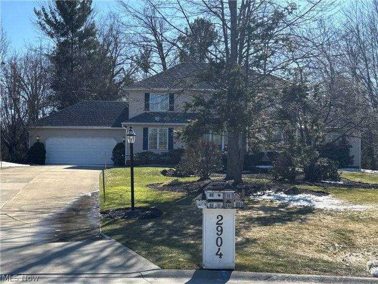 2904 Camelot Court, Willoughby Hills, OH - Photo 2