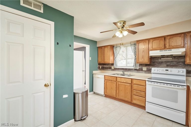 1011 Cooper Drive, Cuyahoga Falls, OH - Photo 4