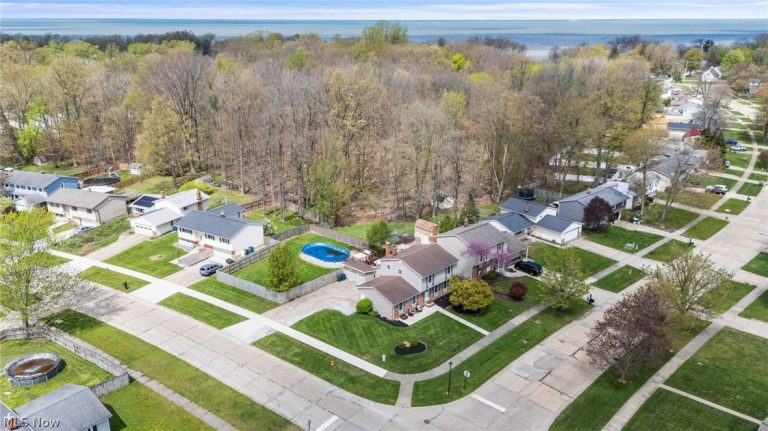 5660 Marine Parkway, Mentor on the Lake, OH - Photo 3