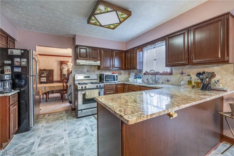10037 Jamestown Drive, North Royalton, OH - Photo 8