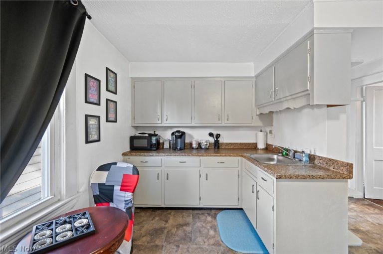 9519 Preston Avenue #UP, Cleveland, OH - Photo 6