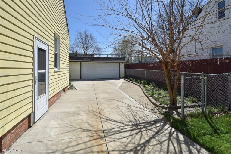 2929 Commonwealth Drive, Parma, OH - Photo 6