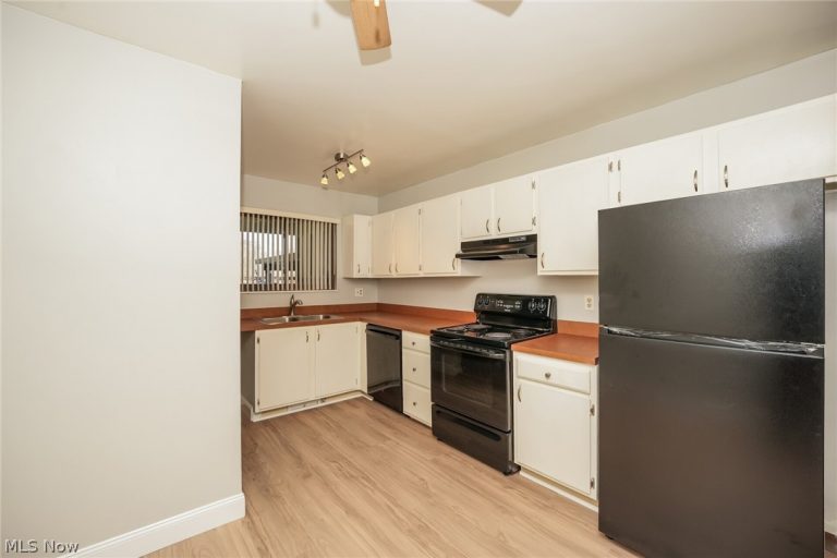 9471 Madison Lane, North Royalton, OH - Photo 4