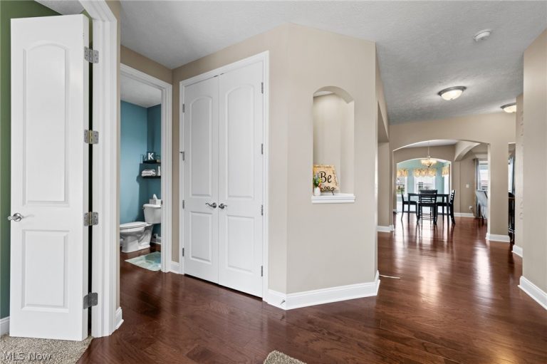 192 Shoreland Circle, Willowick, OH - Photo 5
