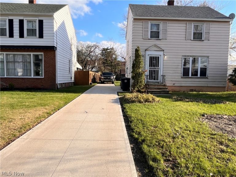 16512 Stockbridge Avenue, Cleveland, OH - Photo 2