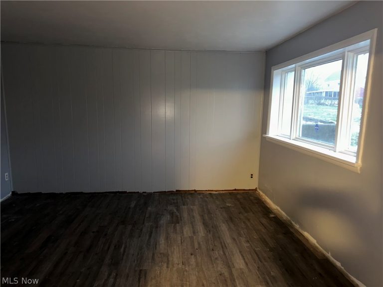 330 Sanderson Avenue, Campbell, OH - Photo 2
