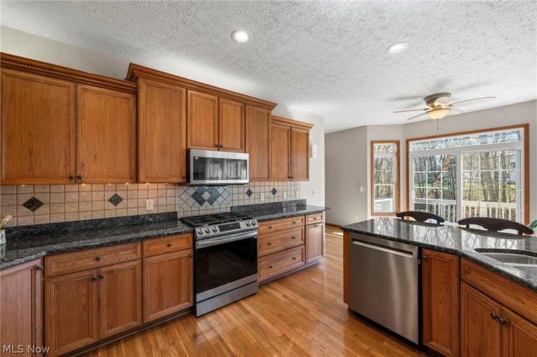 4863 Deer Run Drive, Lorain, OH - Photo 4