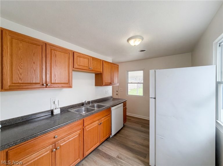 409 Wesley Avenue, Elyria, OH - Photo 2