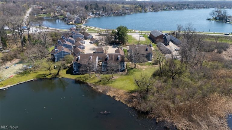 243 Portage Lakes Drive #E, Akron, OH - Photo 8