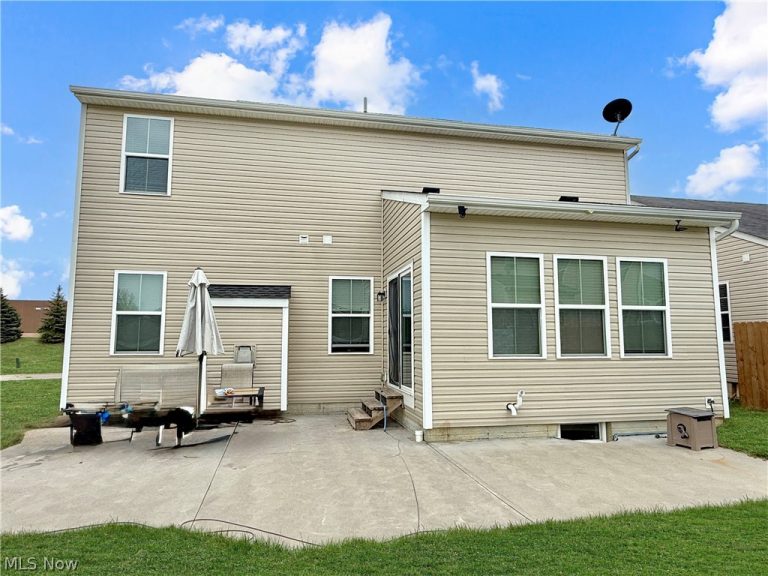 6138 Meadow Farm Lane, Lorain, OH - Photo 5