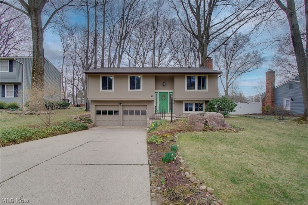 95 Oakhurst Drive, Munroe Falls, OH