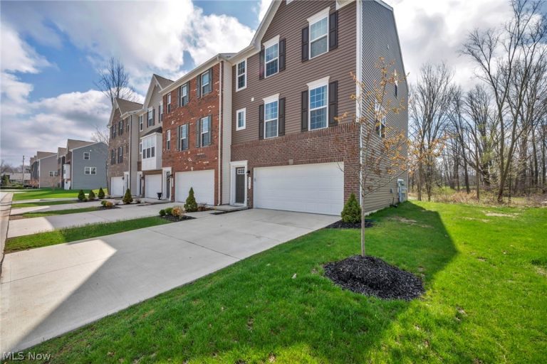 34566 Ethan Way, Willoughby, OH - Photo 3