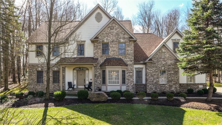 11779 Derbyshire Lane, Chagrin Falls, OH - Photo 2