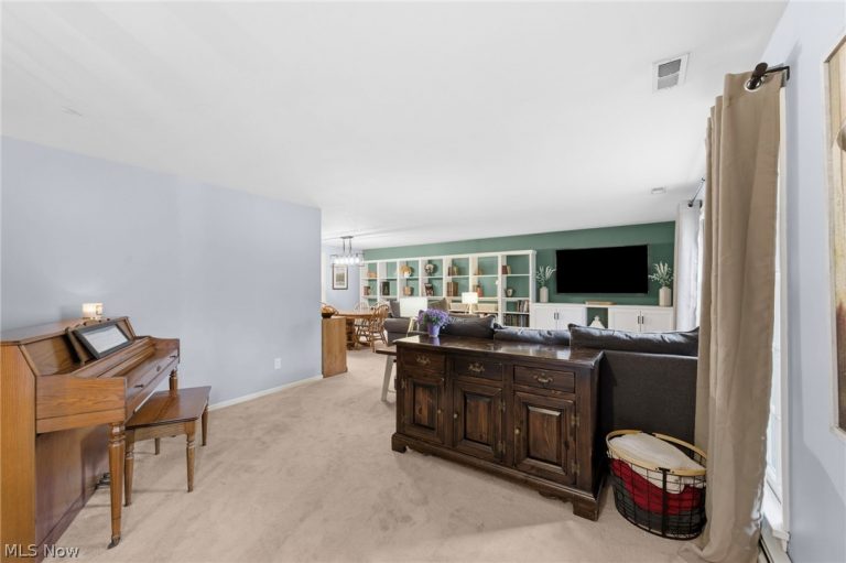 8678 Apple Hill Road, Chagrin Falls, OH - Photo 4