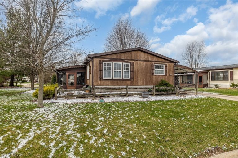 63 Parkway Drive, Olmsted Twp, OH - Photo 2