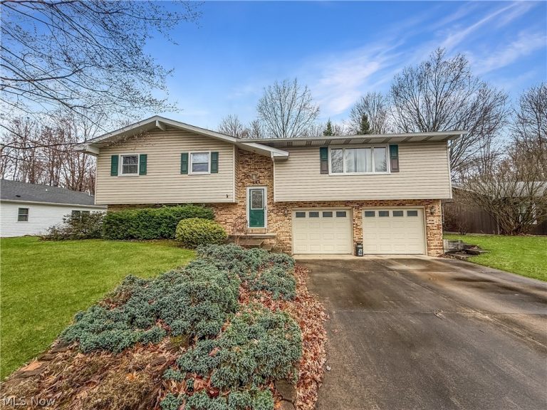 284 Old Oak Drive, Cortland, OH - Photo 2