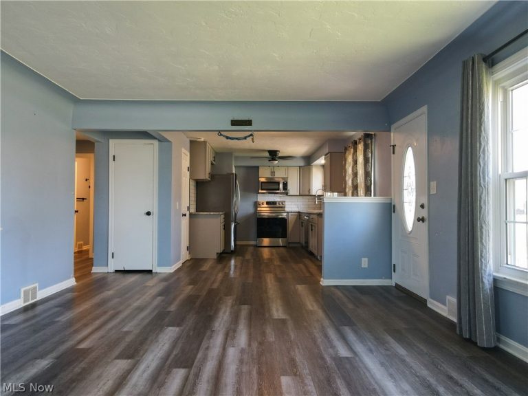 147 Central Drive, Amherst, OH - Photo 6