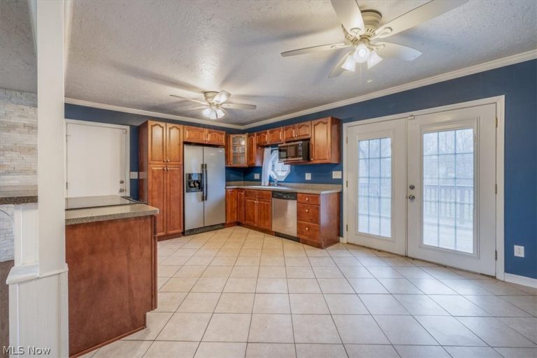 8201 Royalview Drive, Parma, OH - Photo 8