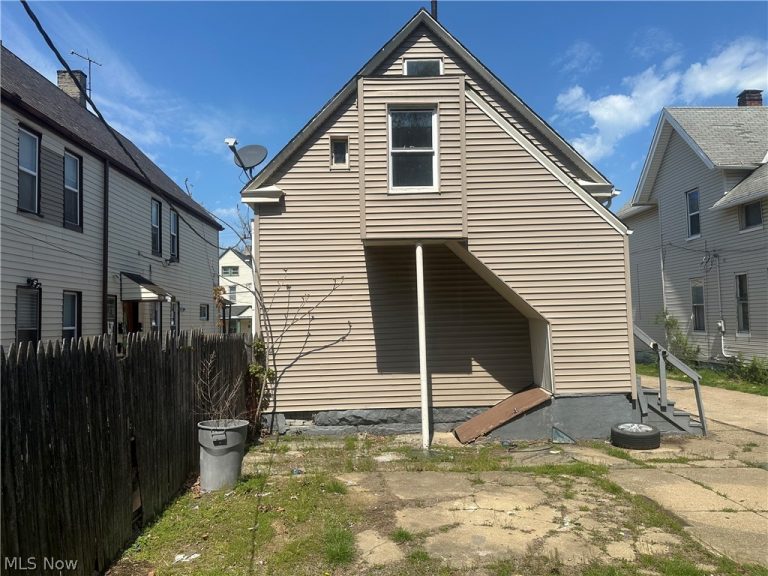 6404 Carl Avenue, Cleveland, OH - Photo 4