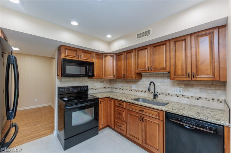 6270 Greenwood Parkway #402, Sagamore Hills, OH - Photo 3