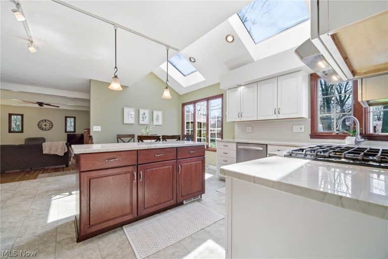 26529 Fairfax Lane, North Olmsted, OH - Photo 4