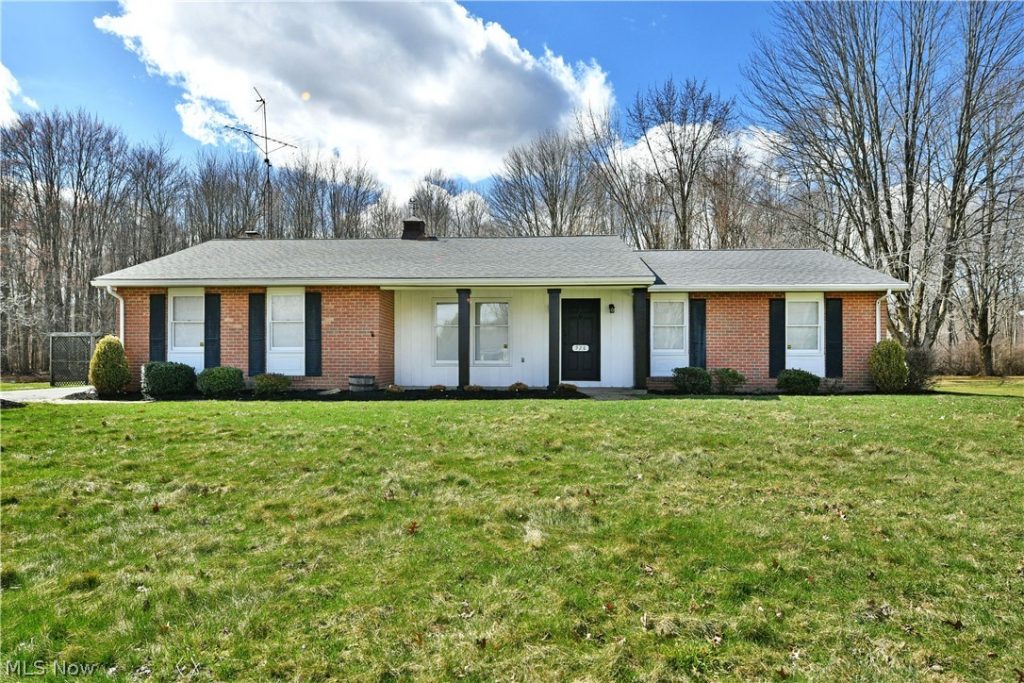928 Bedford Road, Brookfield, OH