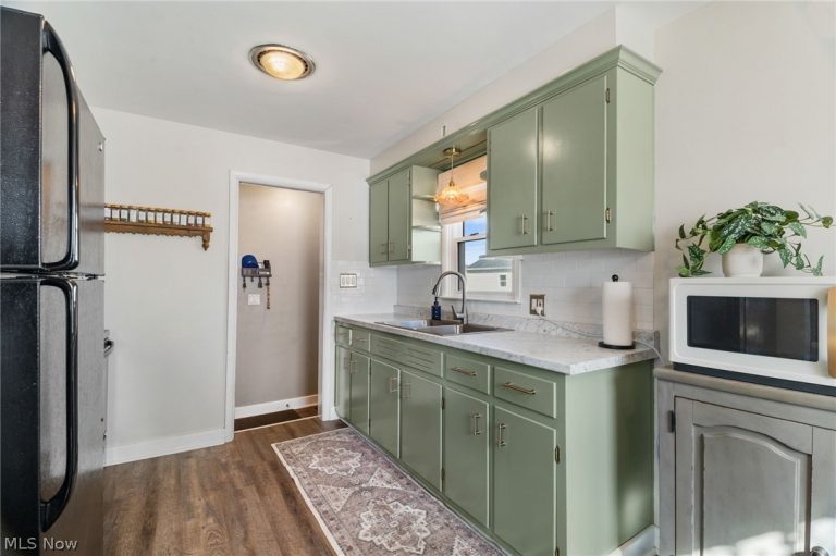 584 Hilbish Avenue, Akron, OH - Photo 8