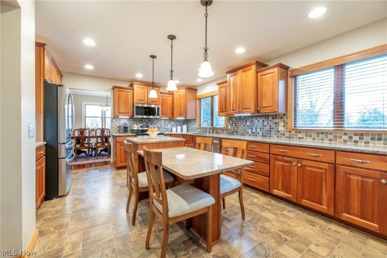 18211 Winchester Court, Strongsville, OH - Photo 4