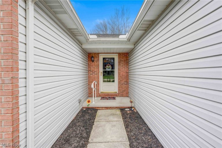6041 Creekside Drive, Parma Heights, OH - Photo 8